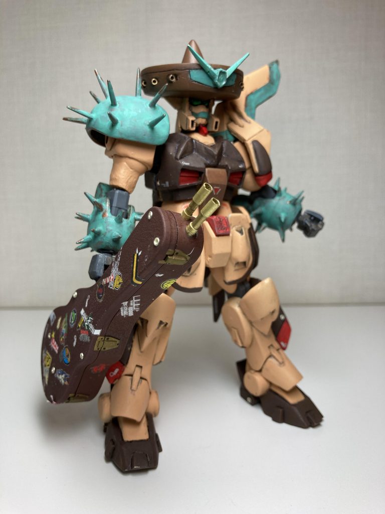 武器として、BECKギターコレクションのギターケースを改造してギターケース砲を作りました（映画「デスペラード」のイメージです）。