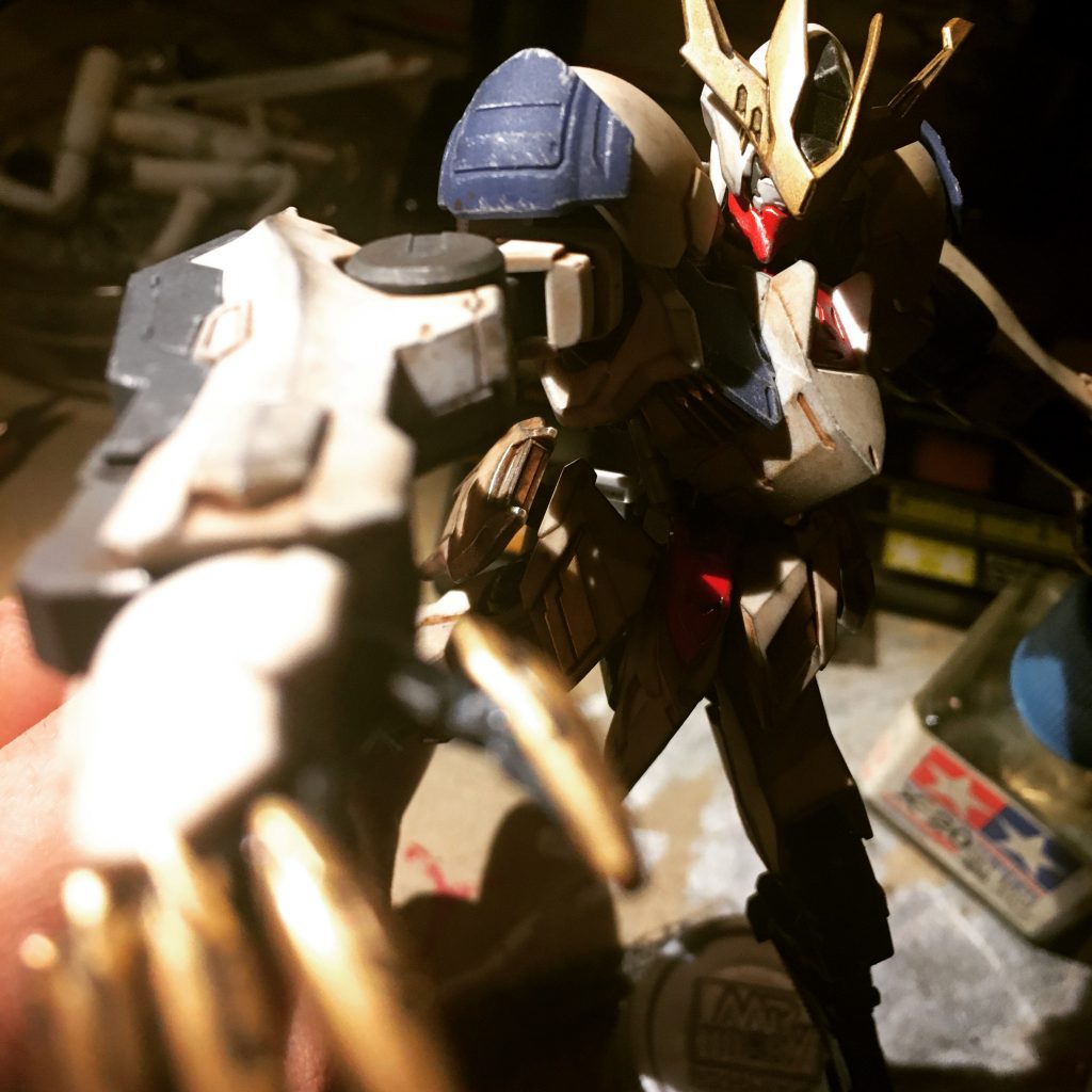 くらいところで忍び寄る手みたいな