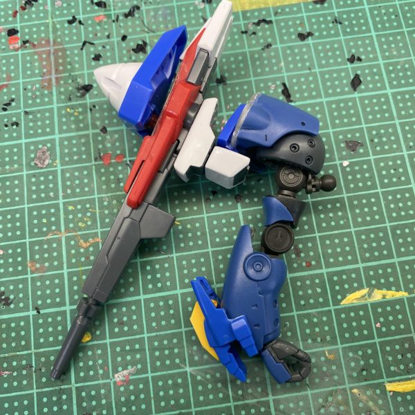 あけましておめでとうございます。蒼井結目です。コツコツとガンダムフレーム化を進めていたアナザーケンプファーがだいぶ形になりました。いよいよ塗装ですが現在人差し指を負傷しているためもう少しかかりそうです。一月中には完成させたいですね。（2枚目）