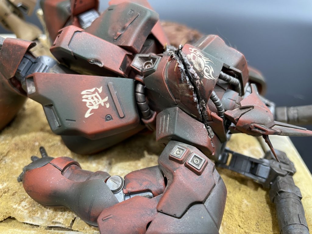 ただ、コクピットは潰されていないので、パイロットはまだ生存の可能性があります。