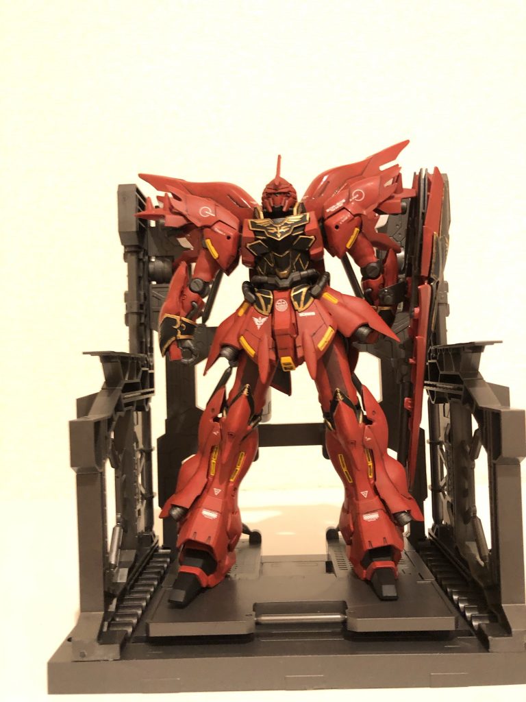 エングレービングの部分は金色の上に黒のエナメル塗料を使い、溶剤を使いながら仕上げました。