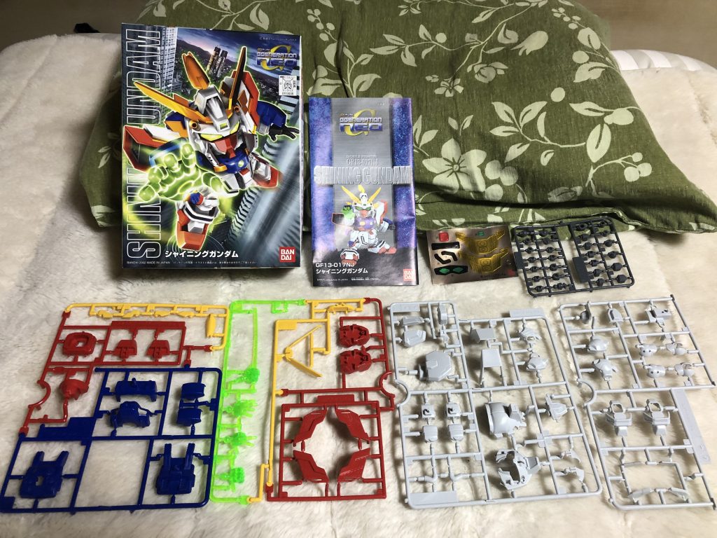 当時としては可動域の大きいキットでした。肩や足の関節が独特の作りでバンダイさんの努力が伺えます。