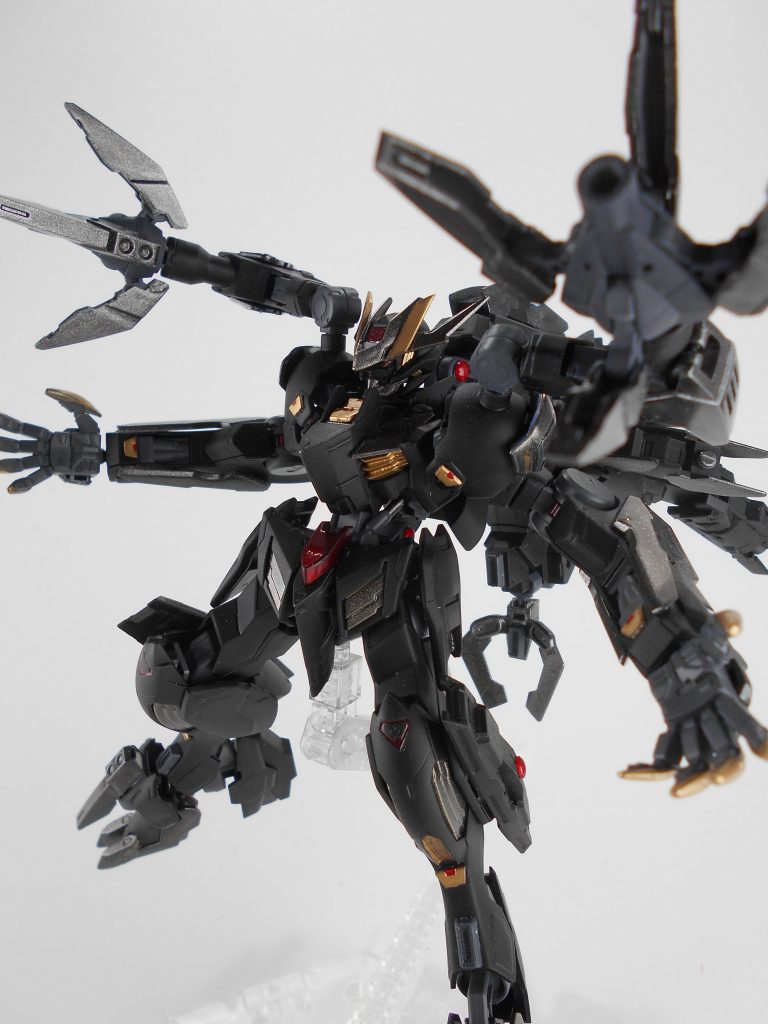 サブアームクロー、「オンフェロ」。肩部にサブアームを追加して、選択式のオプションとして武装を変えられます。デフォルトでは近、中距離で使えるクローを武装しています。中央の発射口からはビームを発射することが出来ます。「オンフェロ」はイタリア語で「鉄傘」のアナグラムです。