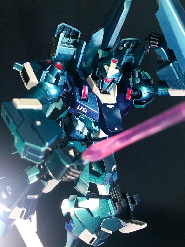 スラスター？等白い部分とお腹の水色部分は説明書のカラーチャートを参考にし、上からクリスタルカラーのブルーを吹きました！写真だとほぼ見えませんが実物だと偏光ブルーがチラチラして綺麗です✨