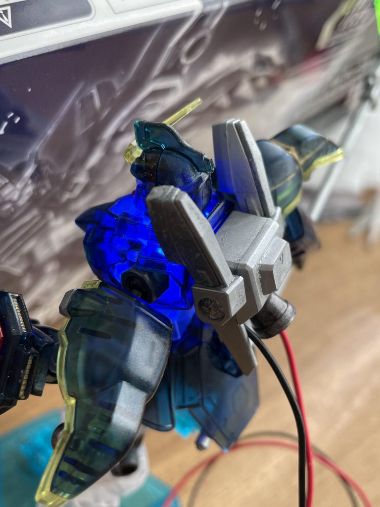 画像では分かりにくいのですが、ボディのフロントパーツとバックパックパーツがうまくハマりきってはおらず(ライトが収まり切ってない)隙間ができているけど、まぁよし。