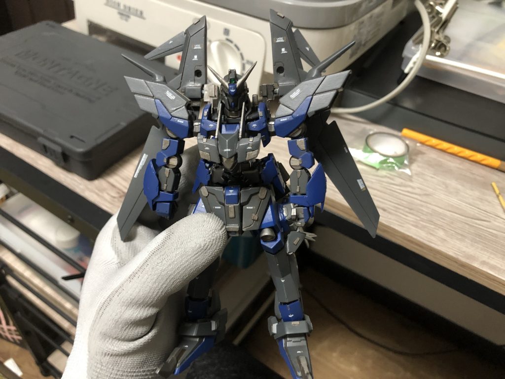 デカールまで貼ってほぼ完成。ダークグレー系とブルー系の組み合わせが好きなので、以前の作品のHG:ジム type.G3と同じような色合いに...使用塗料は新水性ホビーカラーとシタデルカラー青部分…H5ブルー(紺)+H95スモークグレー濃グレー部分…H53ニュートラルグレー+H95スモークグレーグレー部分+ライフルetc…H53ニュートラルグレーフレーム部分…H38赤鉄色銀色部分+バーニア系…シタデルカラーのリードベルチャー墨入れはクサカベの油絵具でチタニウムホワイト+アンバーシエンナ+マルスブラック仕上げはバーニア系はプレミアムトップコート(光沢)、それ以外はプレミアムトップコート(つや消し)で!