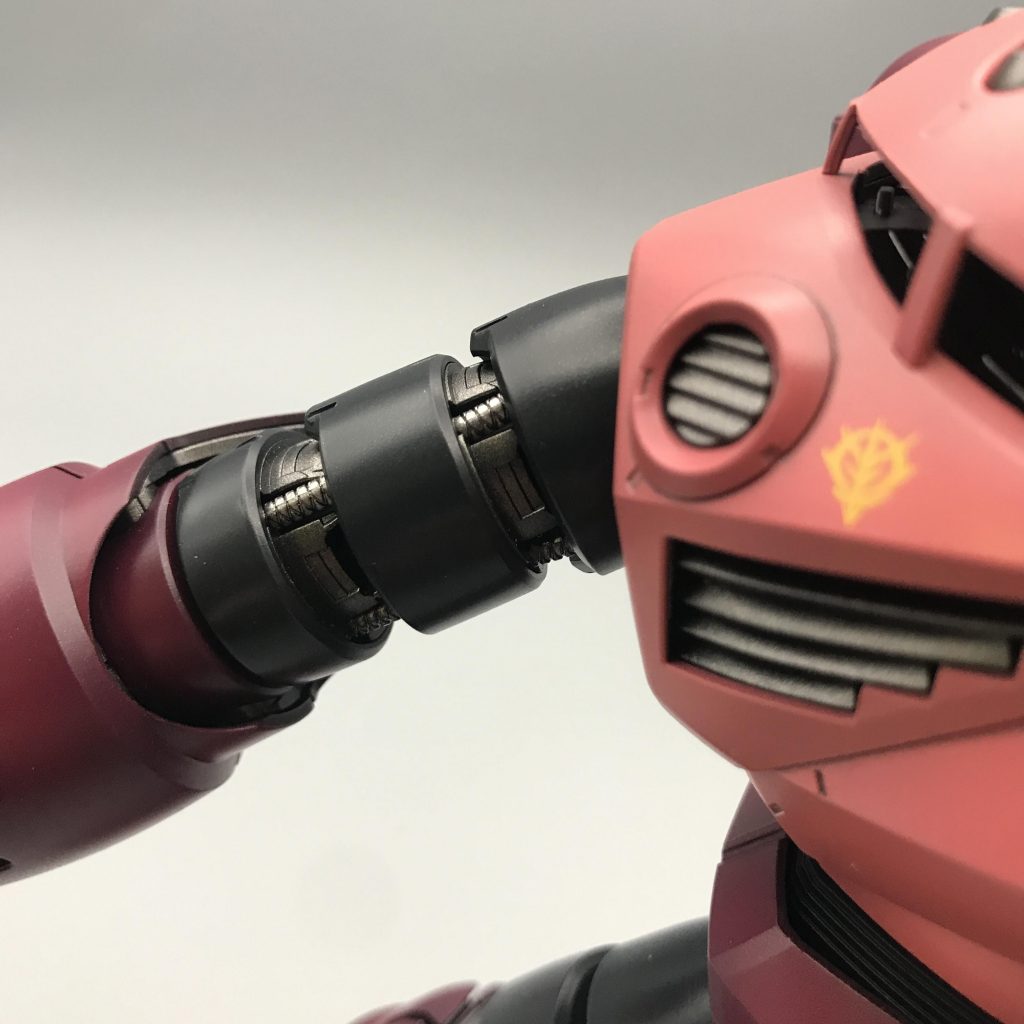 内部フレームはガンメタで、軟質のケーブルもプライマーからシルバー塗装してます