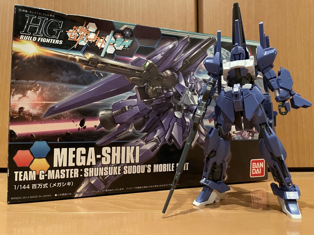 改造前の姿。百万式(メガシキ)は多くのパーツをデルタガンダムから流用して、非メッキ化したガンプラでしたが、大量にデルタガンダムのパーツが余剰部品として付いてきます(ただし、通常のデルタガンダムは組めませんが)。それら余剰パーツを取り付けつつ、さらに、以前作った百万式の余剰パーツまで使って、「それっぽく」仕上げてみました。