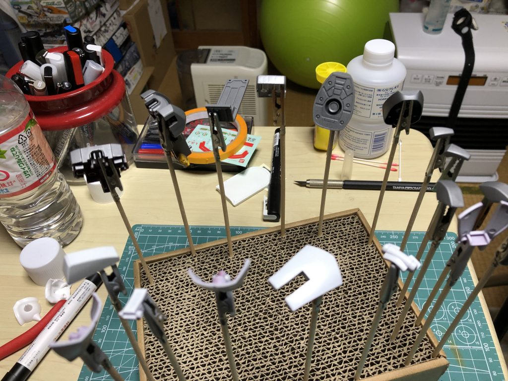 とりあえず白以外の部分を寄せていきますが、色の乗りが悪かったり、下地の色で思った色と違ったりしたので。結局全部塗ることにw