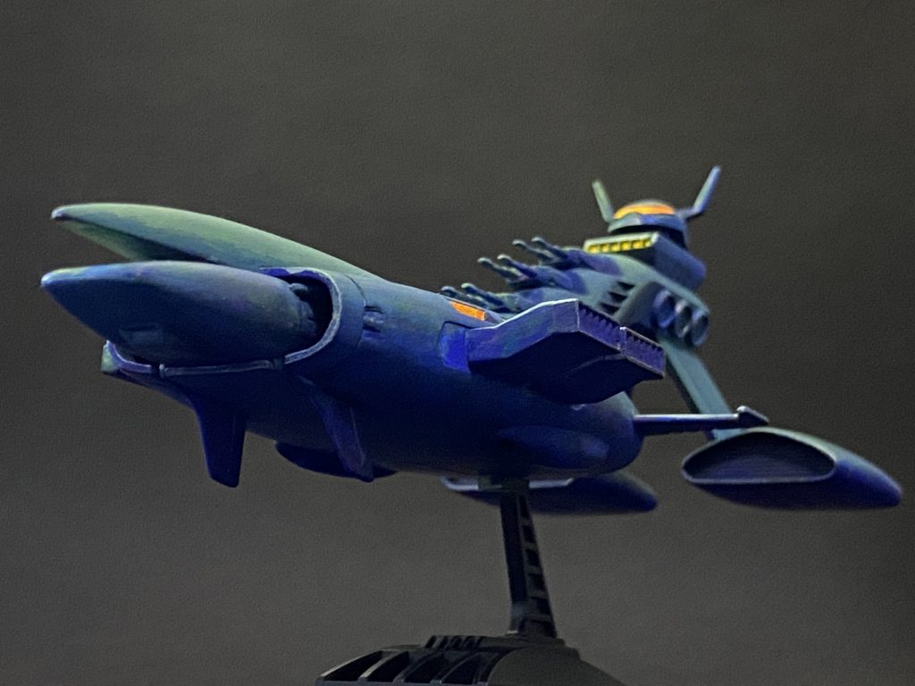 戦艦はこのアングルが好きです。下面から上面への色合いの変化も見ることができます。