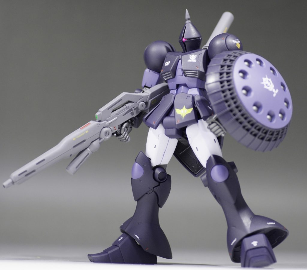 モノアイをラインストーンに変更し、発光しているように。頭部先端をシャープ化