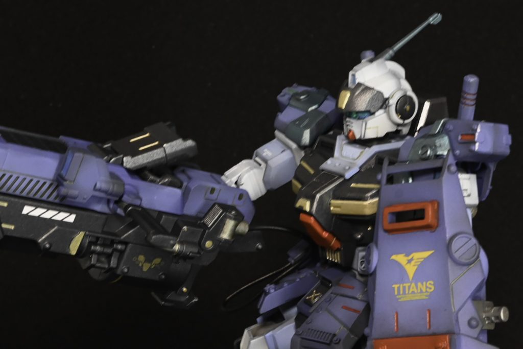 バイザーの奥でツインアイがぼんやり光っています。