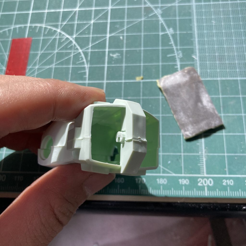 股関節は、後ハメ出来る様に軸をカット。要接着では有りますが。。。