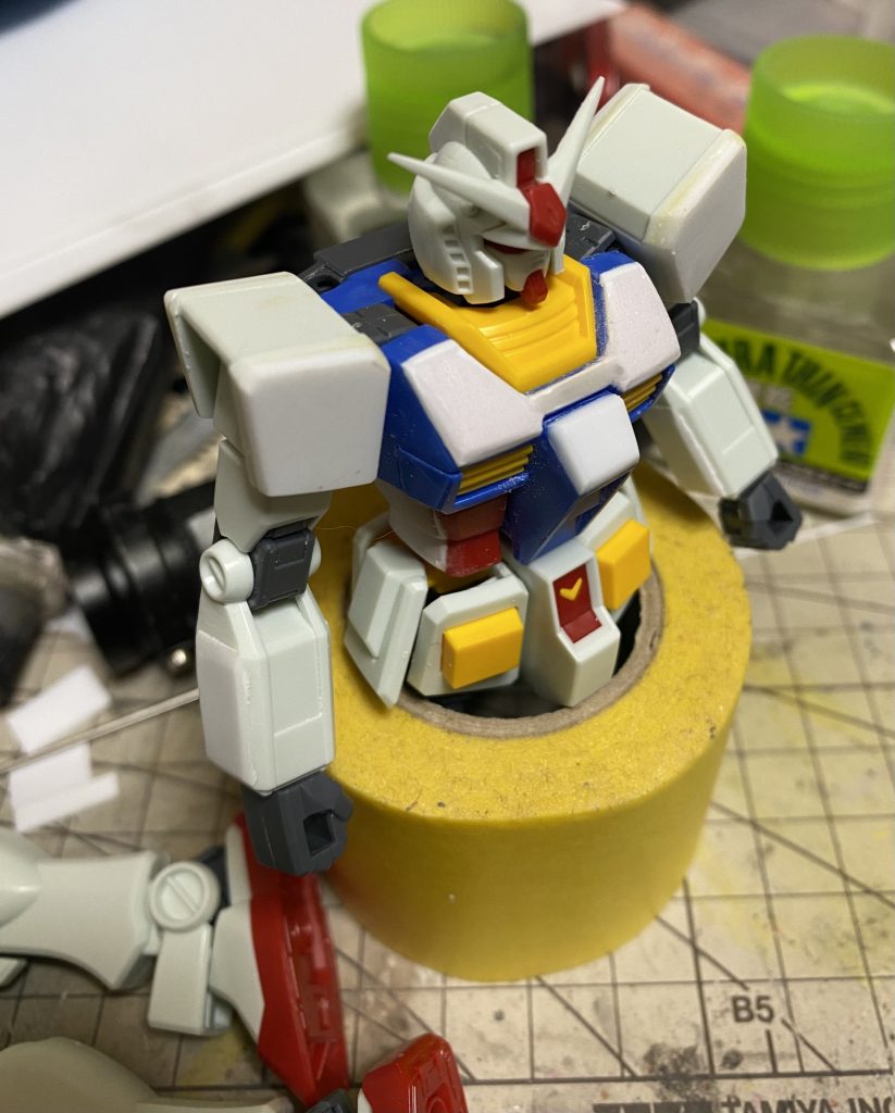 最初にイラストを見ながら肉付けしていってなるべく体型を寄せていきました、エントリーグレードかビヨンドグローバルがフォルムが近そうな候補でした