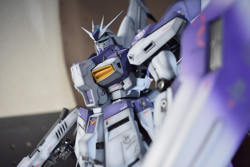 胸部に筋彫りを施しました、左右アシンメトリーで。