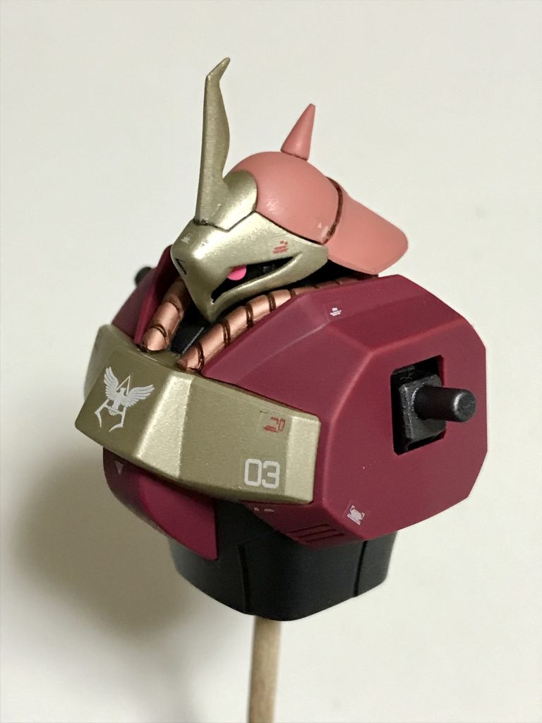 主にシャアピンク、シャアレッド、チタンゴールド、ガンメタル、カッパーの5色です。ツノはグフフライトタイプの余剰部品、シールは他のキットの余りです。