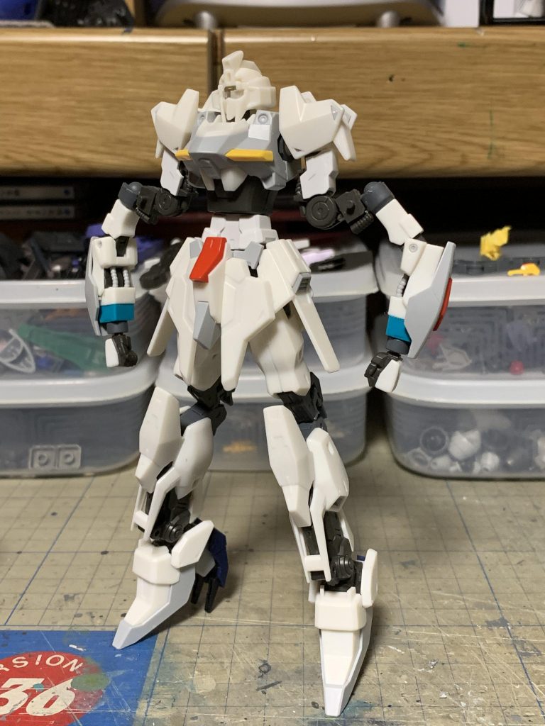 GTMをよく作ってるまるいるかさんにアドバイスもらって腕の機構はほぼバッチリ。膝関節は完全な解釈違いで間違った形になってしまいました(でもそのまま進む)。