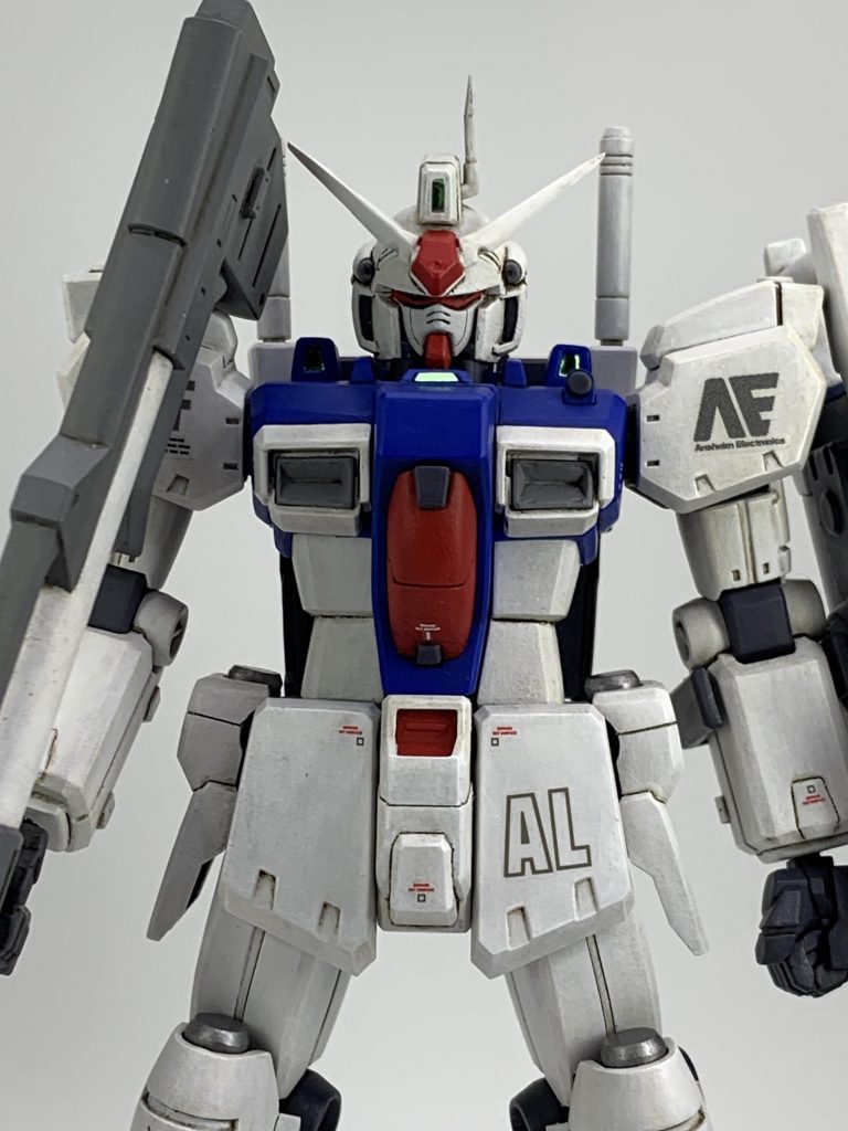 GP01の特徴である短いフロントスカート、胸の『V』、肩の『01』をオミットしました。