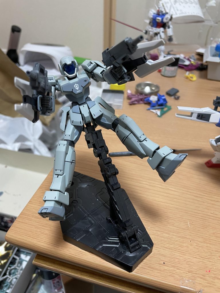 『うぉぉりゃぁ!落ちやがれ!!』アレクスから武装を換装し出撃したモンシアは補給艦隊に搭載いた部隊と交戦していた。敵の補給艦のブリッジを捉えて撃ったビームわ猛スピードでやってきた青いバクトに弾かれてしまう。『なんかヤバいやつが来た感じがするな…』モンシアは嫌なプレッシャーを感じていた。