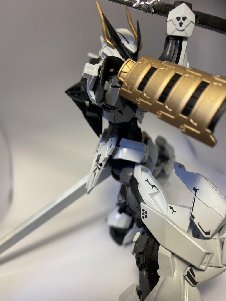 オオソデ右肩に懸架しているシールドであり本機の特性上敵陣に突っ込むように戦うことが多いためビームライフル程度であればびくともせず防ぐことが可能な高い防御力を誇る。