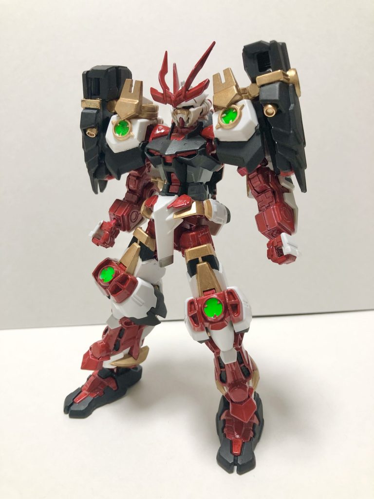 戦国アストレイはシリーズ屈指のアイデア機と思います。武者化というガンプラらしいコンセプトはビルドの世界感を最も上手く生かした機体の一つなのではないでしょうか。