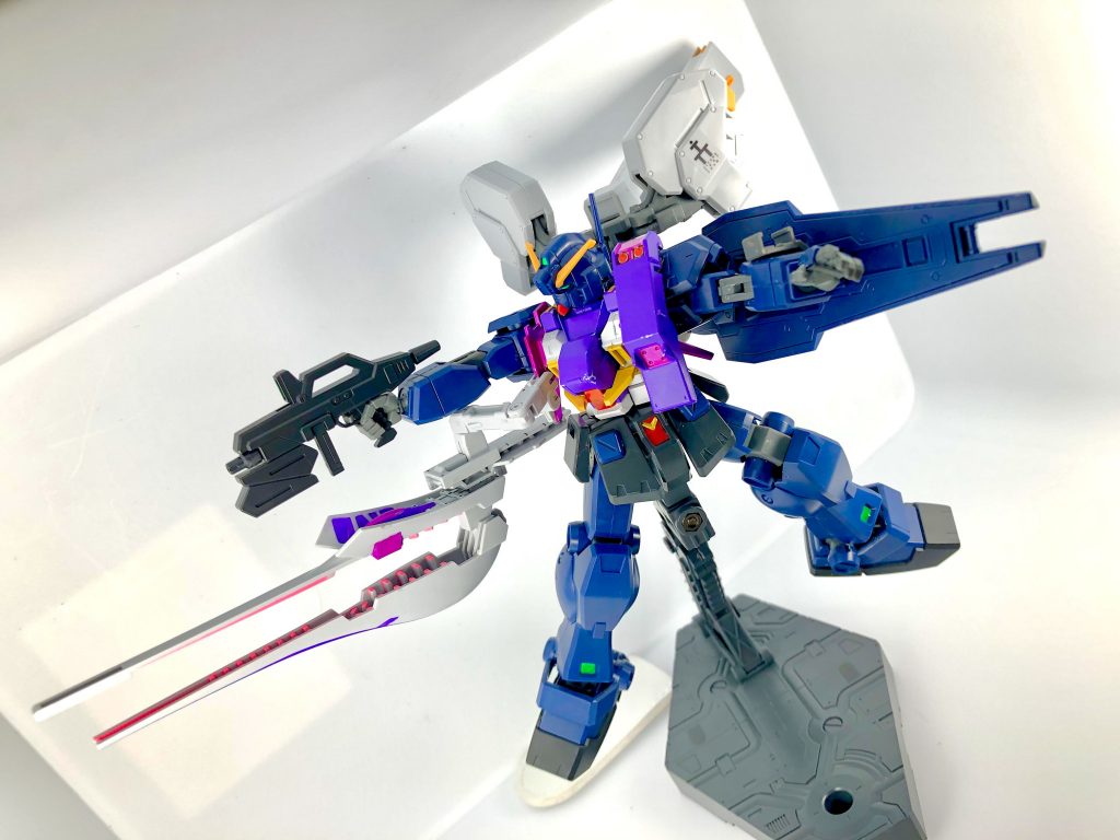 保持力はそれほど強くないですが、キャノンと装甲も取り付けできます。苦し紛れのビームエフェクトも意外と悪くないですね。他にも白いヘイズル改とフルドドも控えてるので、並べてみたいです。AOZシリーズ、面白いですね*\(^o^)/*