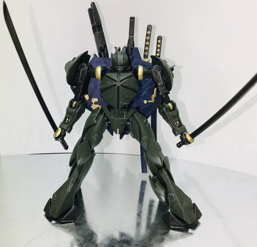 刀を装備した状態で角はパテで新規造形しています。