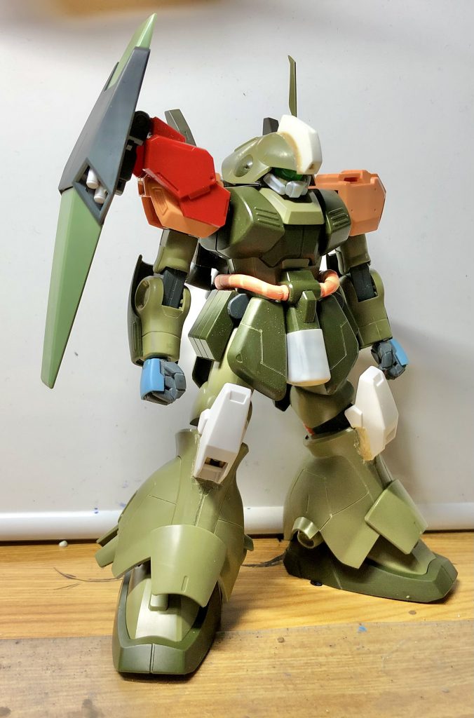 塗装前です。やはり一番の心血ポイントは顔でしょうか。ジム改のバイザーとマスクを切り刻んで貼り付けたところにMG2.0ガンダムのトサカをガッチャンコしてRGM感を強調させました。また、腰部の動力パイプのスリットをパテで埋めてパイプフレームっぽくしました。ここ地味に大変でした。また、スカートと脚部に新規モールドを追加しました。今回もバトオペのモデリングを参考にしました。以上です。久しぶりのオリジナル機でしたがかなり楽しく作れました。こういうのは定期的に作っていきたいですね。