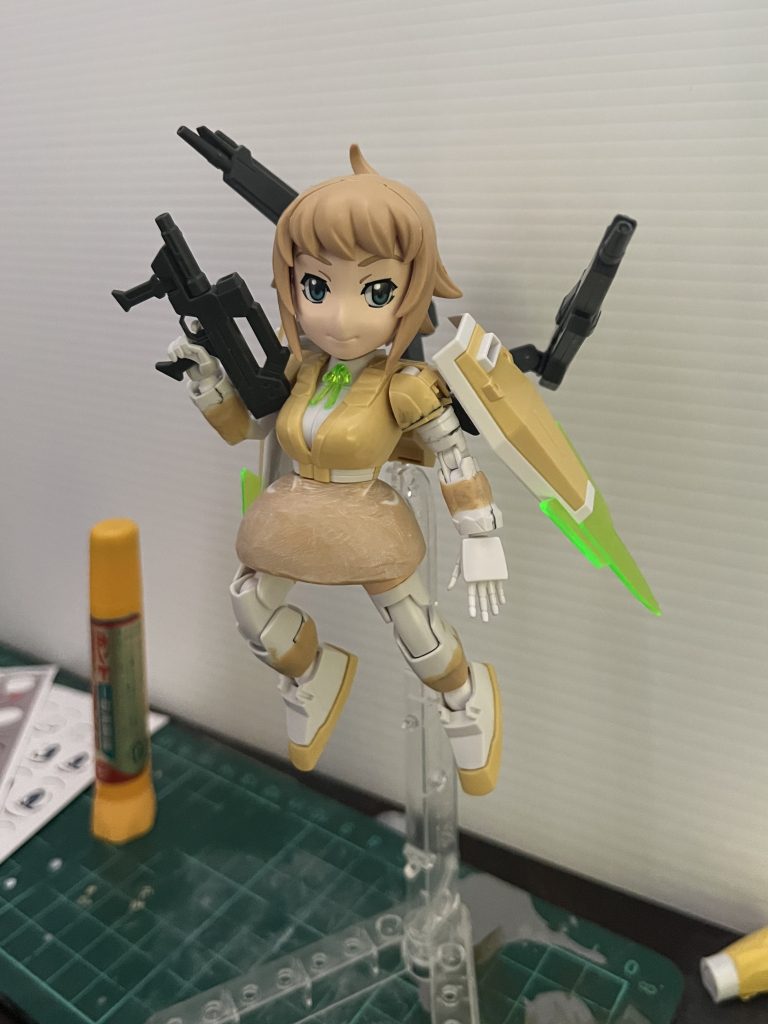 届いた新しい頭部を載せてみましたが、これじゃ無い感が強いですねwスカートはベースのプラ板にエポパテを盛って大体の形を作っている所です。