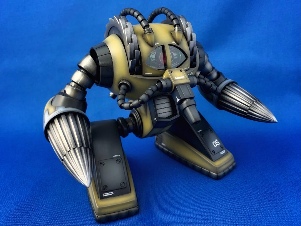 頭部内部メカと肩から腕の部品はそのまま同じ箇所に流用、股関節は腕延長パーツを加工し作成しています。