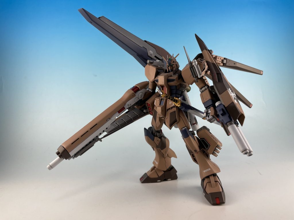 いちおうMS的に見られるように普通っぽいキャノン砲も作っておきました。日本刀やらクナイやらツインビームキャノンやら、スマートさを保ちつつモリモリ。