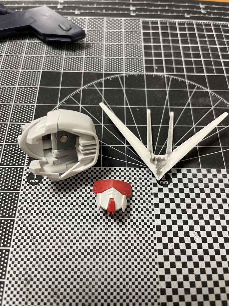 頭部は顔を切り離しネオジムでくっつけるようにしてあります。何回も体のバランス調整しながらなのでこれは便利でした。よく見るとアンテナと頭部に切った跡が見えると思います。