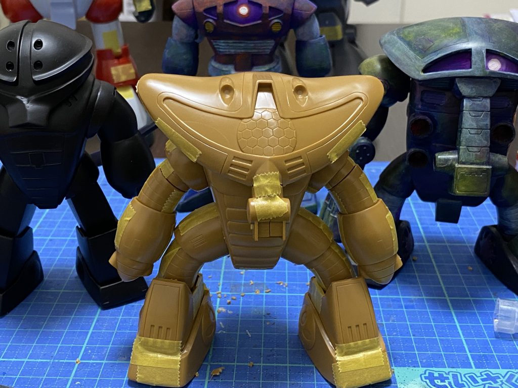 ここから製作レポートです。まずは仮組みで様子を見ます。これはこれで味があってよいのですが、設定画に寄せていくにあたって私が気になったのは次の3点です。①頭部の位置が低く、猫背状に突き出している②腕が長すぎる③足が胴体から生える角度が違うそこで、この3点の改修を中心に工作を進めていきました。