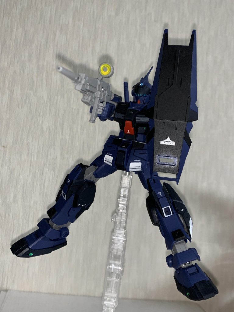 ハイパービームライフル、センサー?をイエローで塗りつつ、シルバーをアクセントに入れています