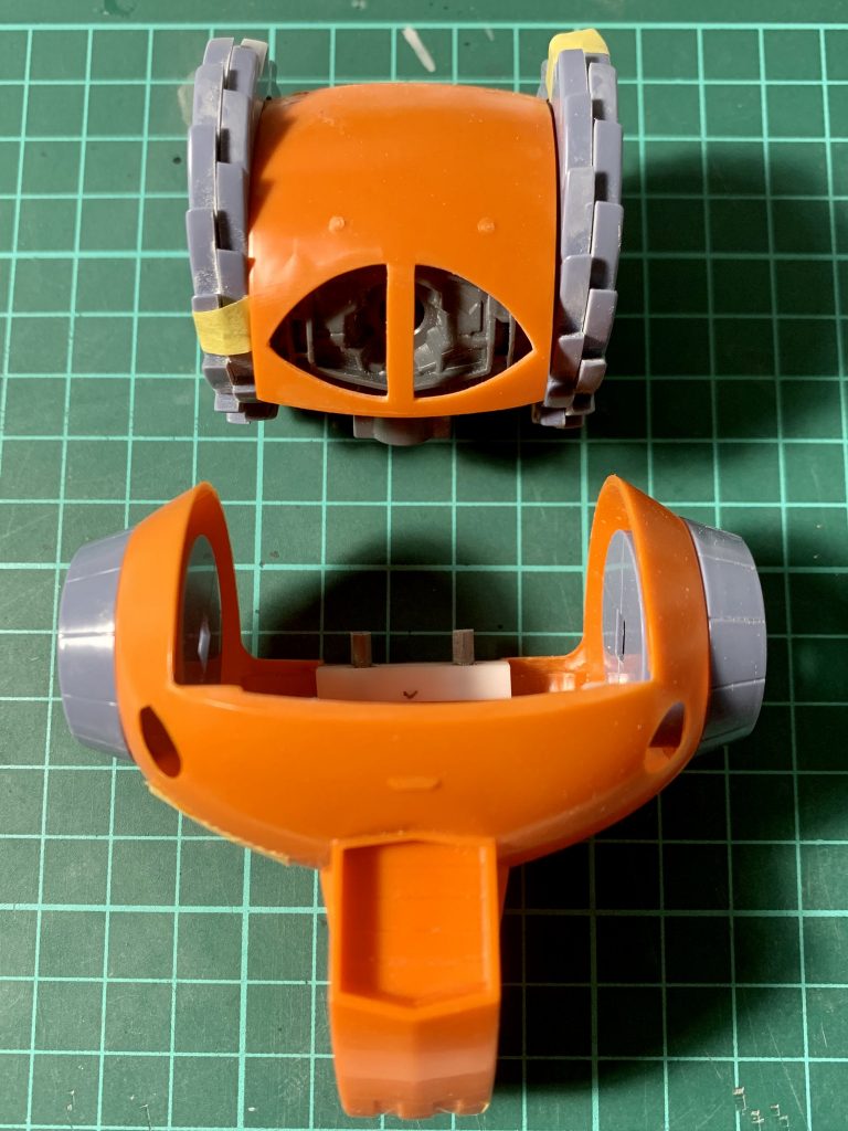 頭部(胴体)パーツは前後に豪快な合わせ目が出るため、このように上下に分割します5mmプラ角棒に3mm丸棒を刺したものを背側に仕込み…