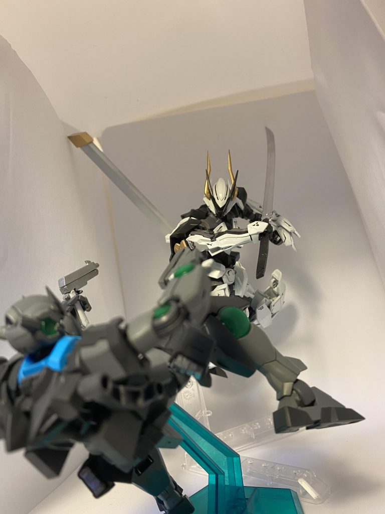 最後に前回制作したツインバレットと、個人的にかなりかっこよく作れたと思います。特に左足の雷斬の文字は気に入っているため他のガンプラにも活かしていきたいです。