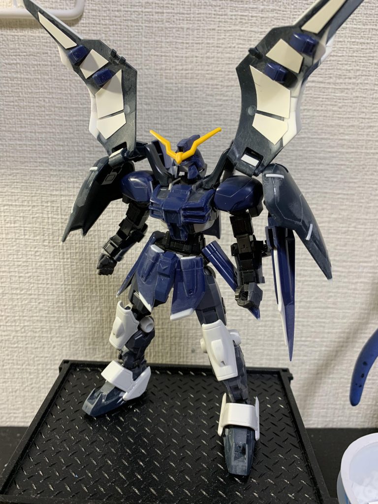 塗装前状態。アルトロンと同じく、特徴的なパーツを貼り付けて、元キット特に腕や脚はアルトのままです。と、言いたいところですが下腕だけはポルタノヴァのほうが形が近かったので交換しました。無改造で交換できます。旧キットのパーツはアルトロンの時のようにシャープ化したり筋彫りしたりです。アクティブクロークを大型化するのは大変でした。薄くて鋭利なパーツなので折れないか心配です。