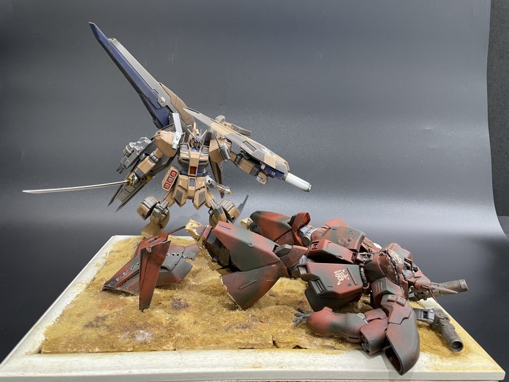 サザビーが枠からはみ出てるのもなんか勢いあってイイかなと思ってこんな配置にしました。