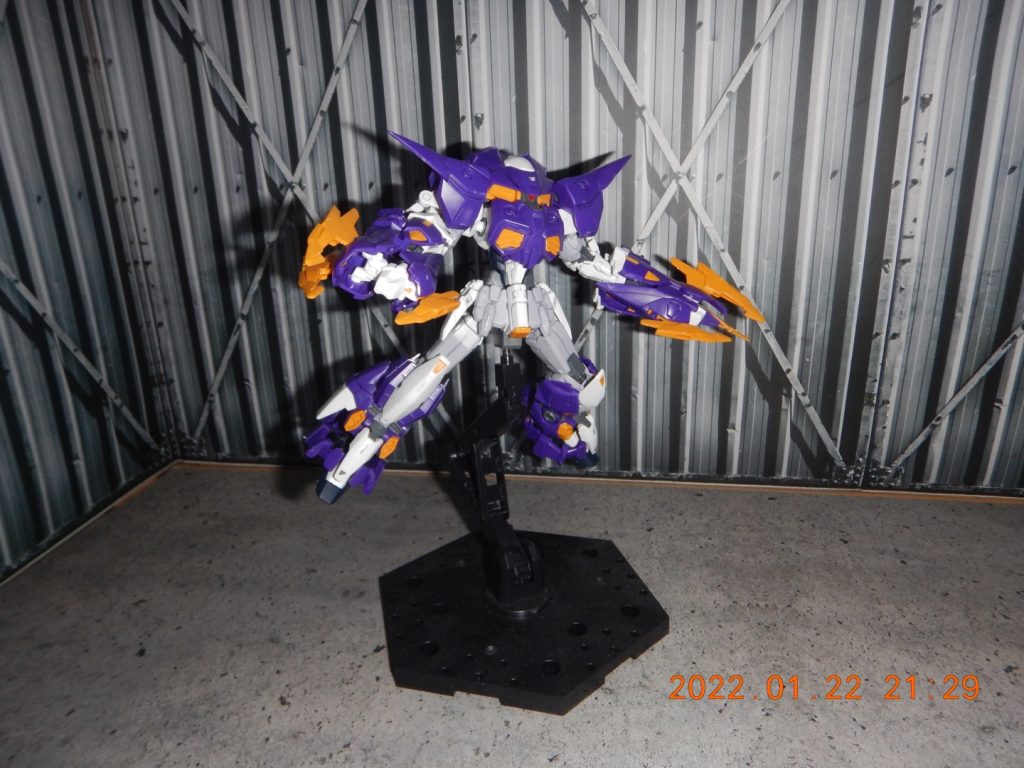 ズゴックガンダムと呼ばれる所以の近接戦闘モード！両肩のパーツはリード線で