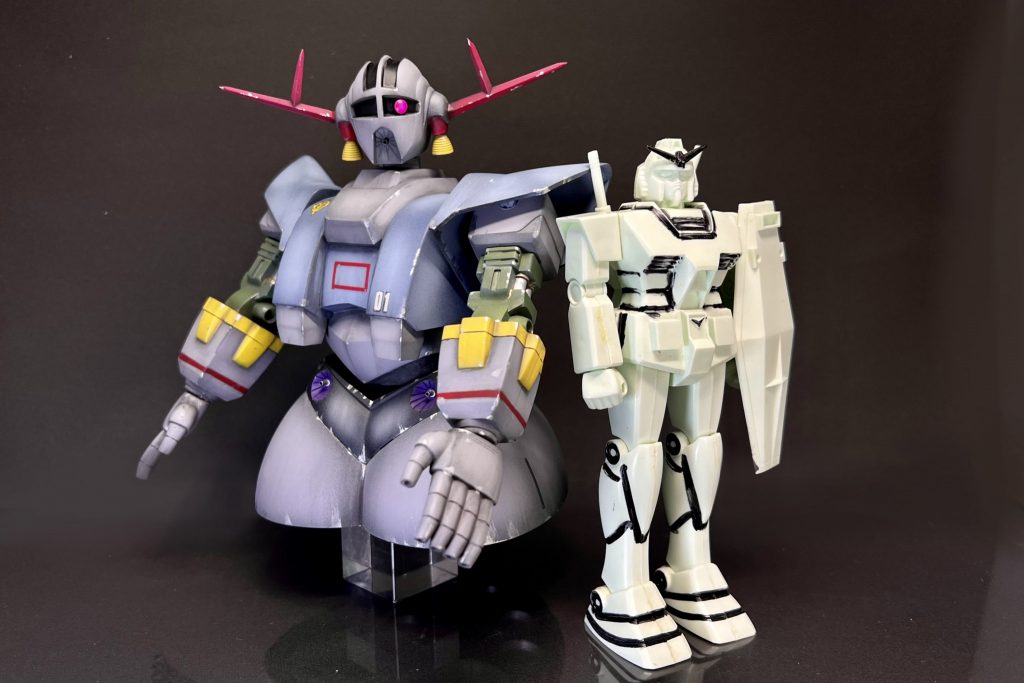 随分前に友人のお父さんからいただいた、旧キット ガンダムと一緒に。頭身が僅かに上がっているとはいえ、同シリーズの1/144には見えない体格差。この図体で四方八方からビームを撃ちながら、高速で正面から迫って来たと思うと、連邦兵士は底知れない恐怖に襲われたに違いありません。飾りと言われた脚まで完成していたら、確実に尻尾巻いて敵前逃亡したくなります。