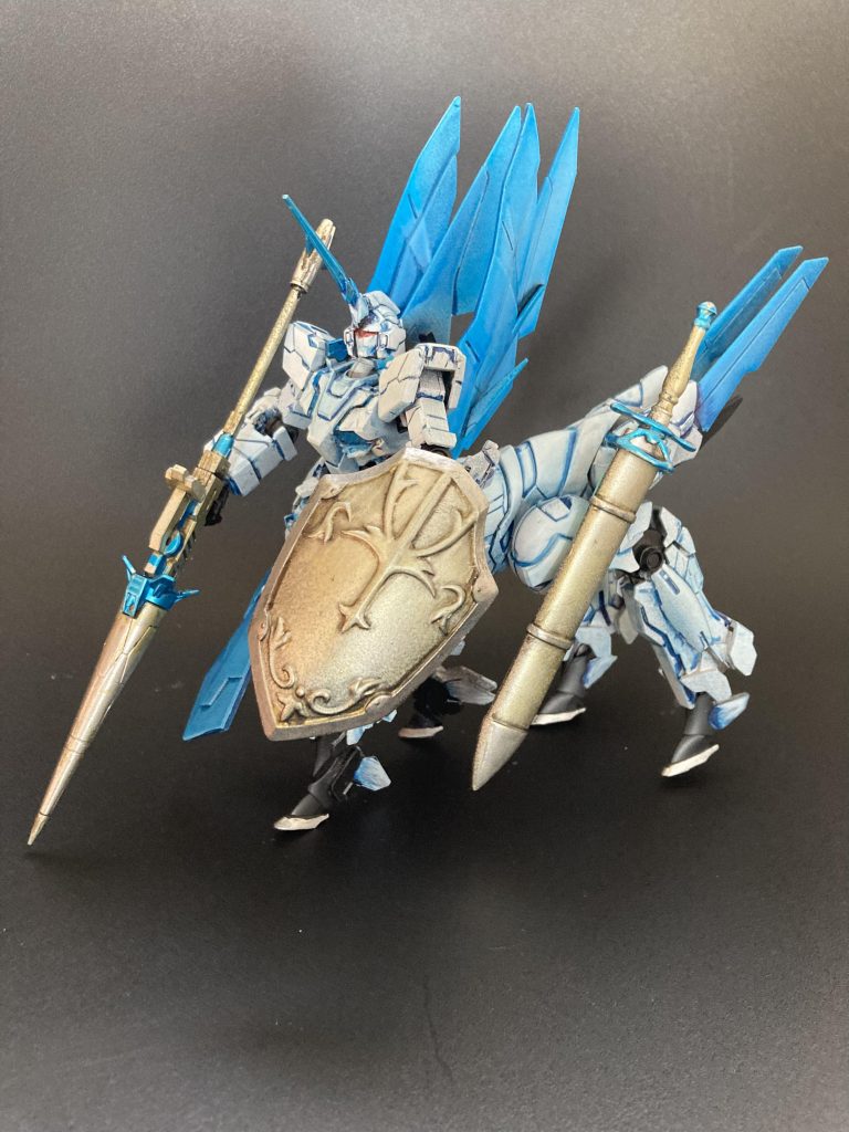 ひとりの乙女のかたわらに、それはしろじろと寄り添った、