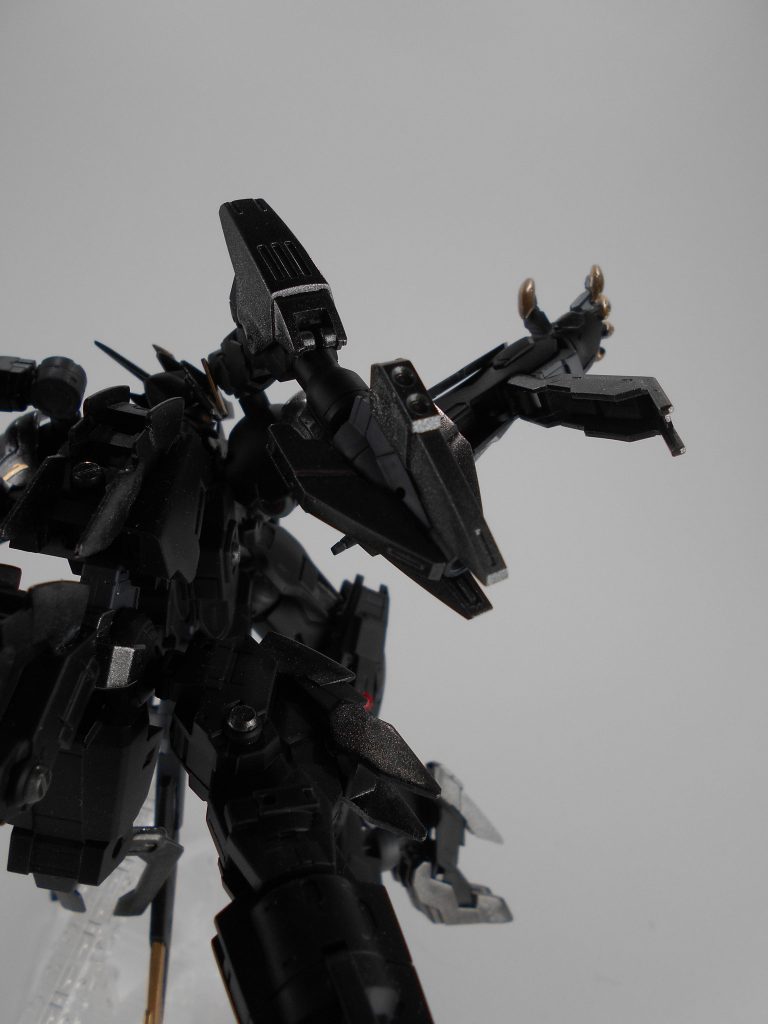 腕のサブアームは廃止し、代わりにバーニアを追加してマニピュレーターによる攻撃力の向上させています。