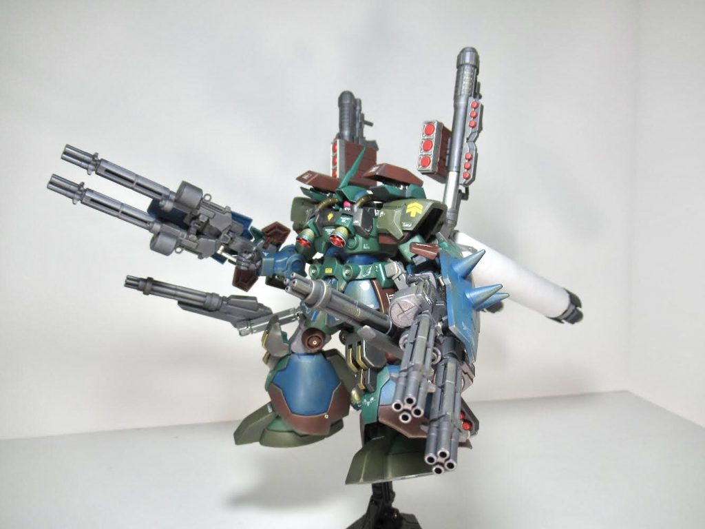 横より背中のミサイル使用後はバズーカを使用して、長期間の戦線維持を可能にする