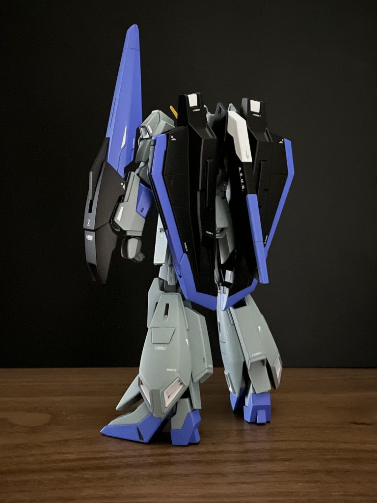 ウイングはマスキングで塗り分けました。HGのゼータは細かい塗り分けが大変ですね。