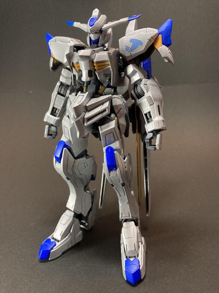 「全体はキャンディホワイトで高貴に、青は薄いと可愛い感じになっちゃうからパリッとして…ピンクはなんかなぁ、ゴールドでしょ!」とか言っていた頃が一番楽しかったです…なーんかバランスが悪い配色になってしまいました。ホワイトなんて全く分からない