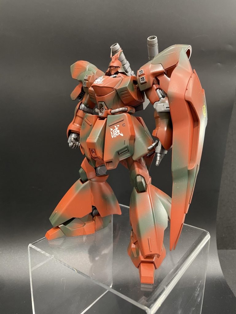 ほぼ無改造だけどスネの装甲だけMGサザビーから流用してボリュームアップ。