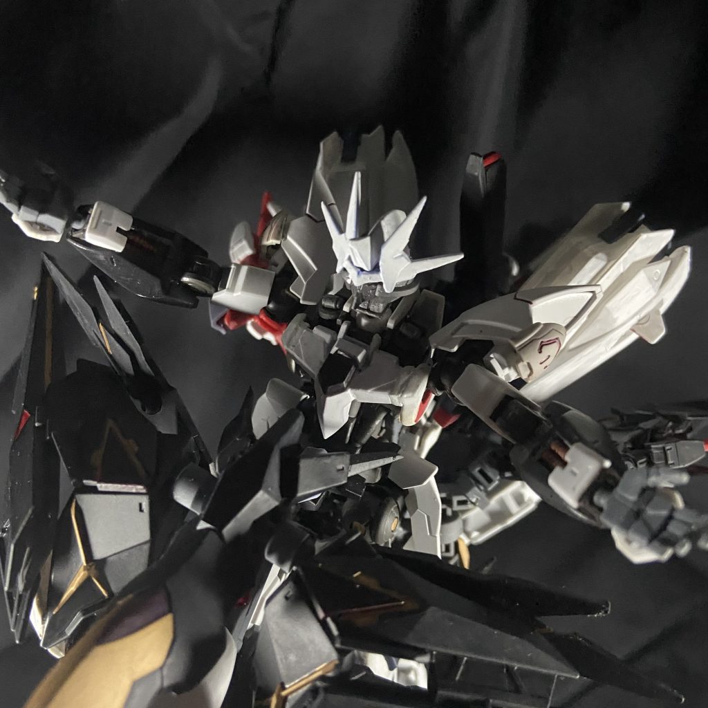 機体上部にはコアとなるモビルスーツのような形をしたものが乗っています。改修を繰り返した結果人型という形が導き出されました。これはガンダムフレームの上半身にアルスアースリィのアーマーを着せました。頭部はヴィダールのものにアルスアースリィのアンテナとトサカを貼りました。