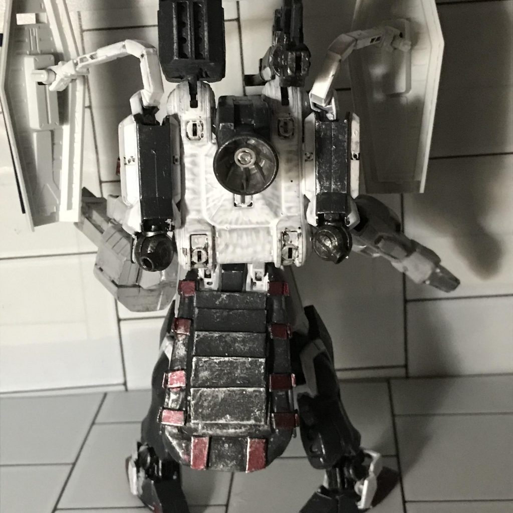 謎のハロリアンエンジンとサイドのブースターで重装ながら高加速、高機動を維持