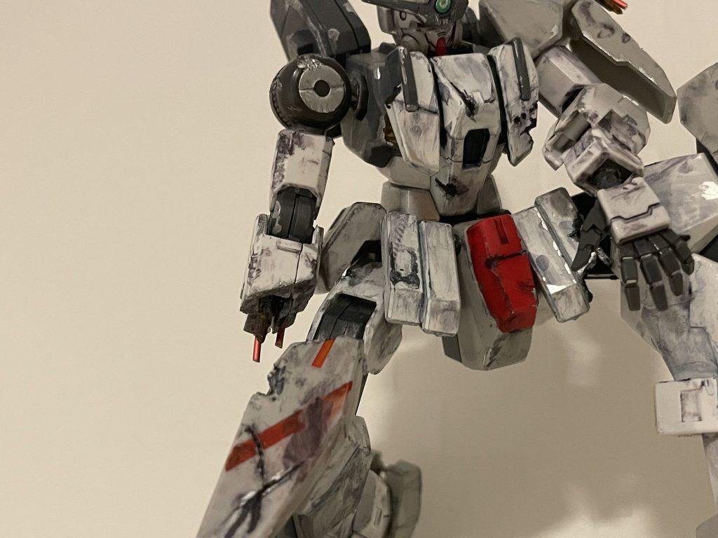 右肩は1/100バルバトスのガンダムフレームから。切り落とされた右腕は、ケーブルやフレームが露出しているように見せるため、真鍮線とプラ棒でディテール追加。