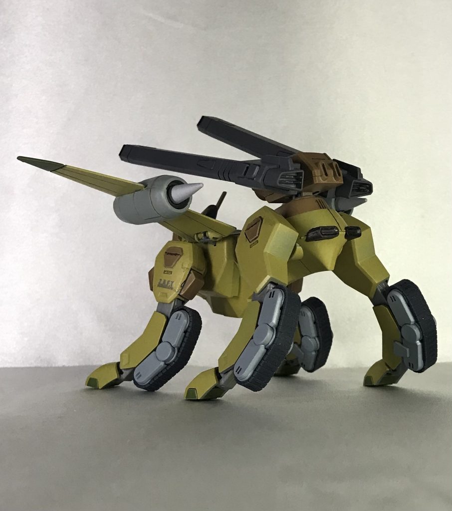関節やキャタピラ部、羽のエンジンなどのグレーはライトグレーにしてみました😌そのほうがサンドカラーと馴染みやすいような気がして笑 対して武器類は少し暗めのグレーにして本体との差別化と重厚感を狙ってみました！ そして、ダクト部はメカニックグレーで塗装しましたので、これにより多少メカっぽさが出ているかなと👌🏻